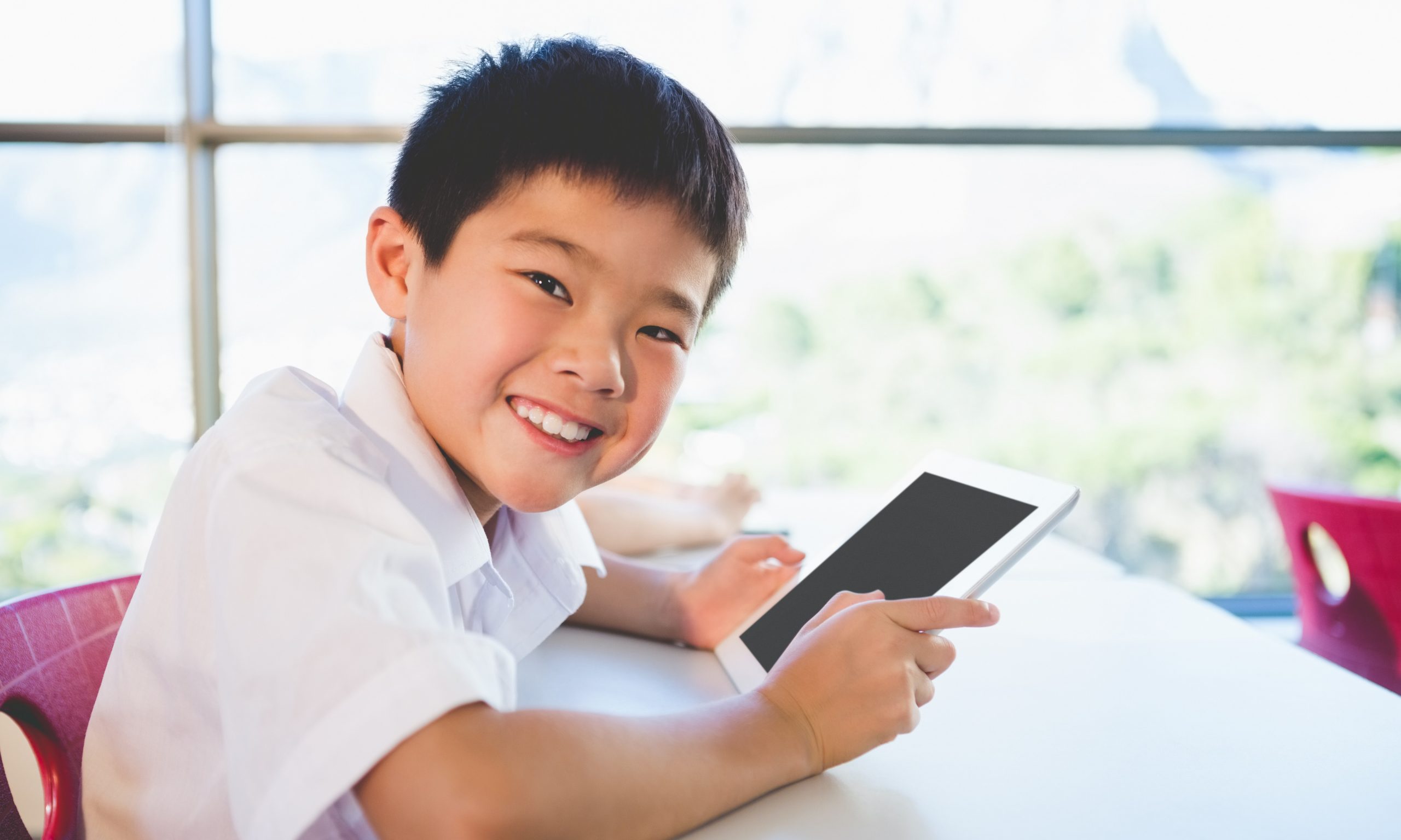 Enhancing Student Collaboration in Knowledge Building through Learning Analytics